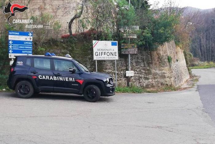 Una vettura dei carabinieri all'ingresso di Giffone.