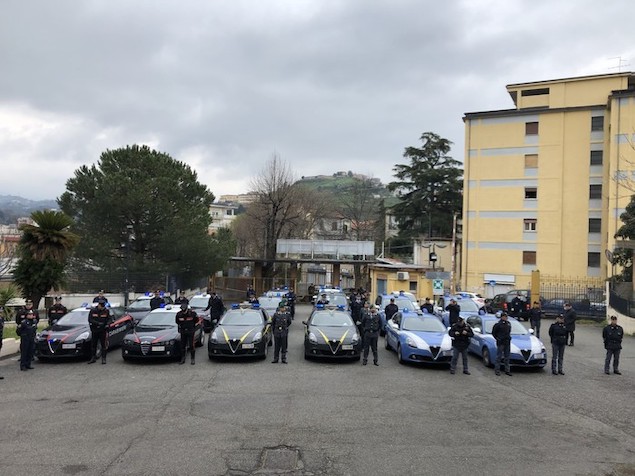 Omaggio delle forze dell'ordine all'ospedale di Cosenza