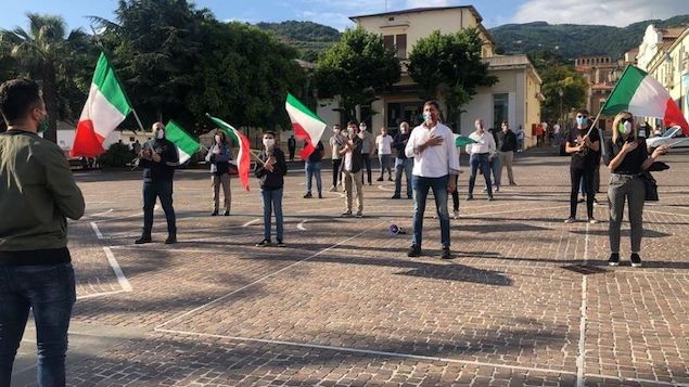 Mascherine Tricolori. Migliaia di italiani in piazza per il quinto sabato di protesta