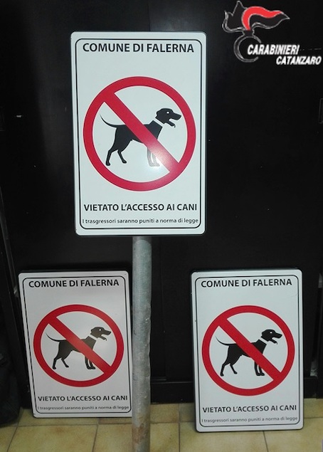 Falerna: restituiti i cartelli di divieto passeggio cani