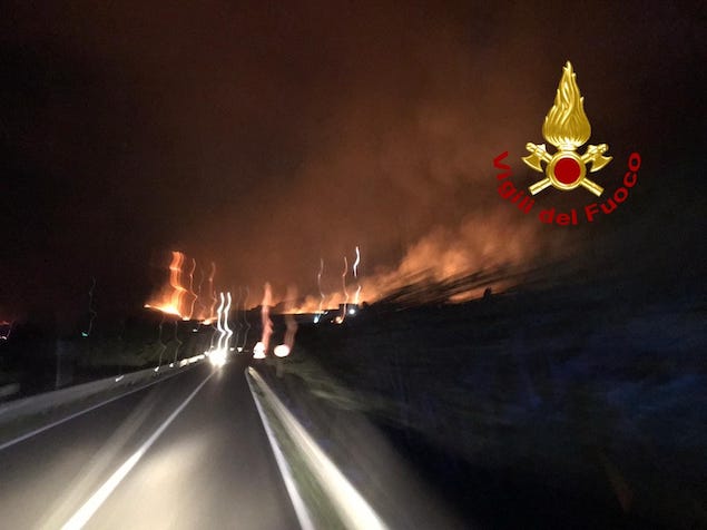 Gizzeria (CZ). Grosso incendio di arbusti e macchia mediterranea