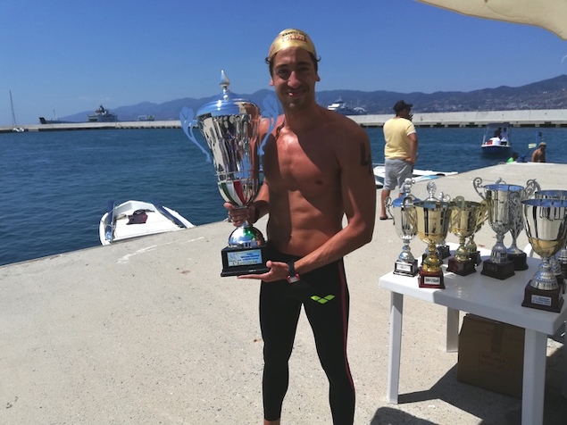 Nuoto: Andrea Manzi vince la 56ma Traversata dello Stretto