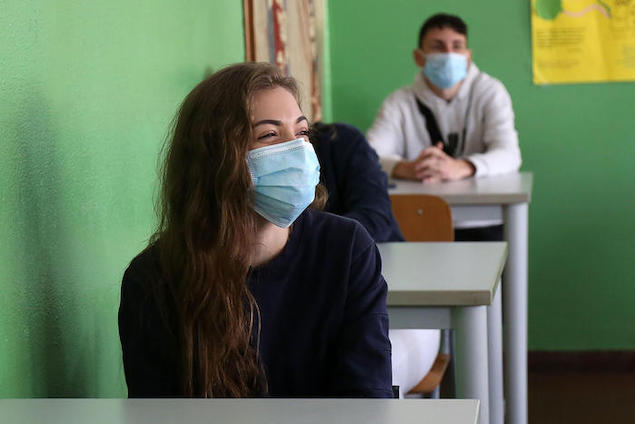 Studenti in classe con la mascherina