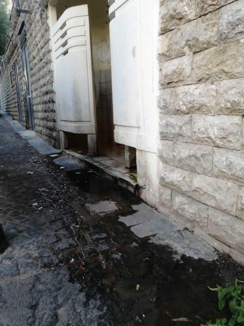 Ares Lamezia Terme: bagni pubblici in stato di degrado e abbandono