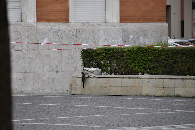 Zaino con petardi lasciato davanti al Comune di Crotone