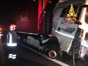 Incidente stradale sulla A2 del Mediterraneo: mezzo di traverso tra le corsie