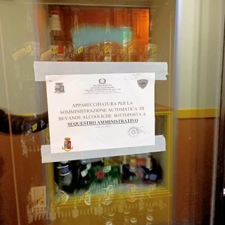 Lamezia. Polizia sequestra distributori automatici che erogavano alcoolici dopo la mezzanotte