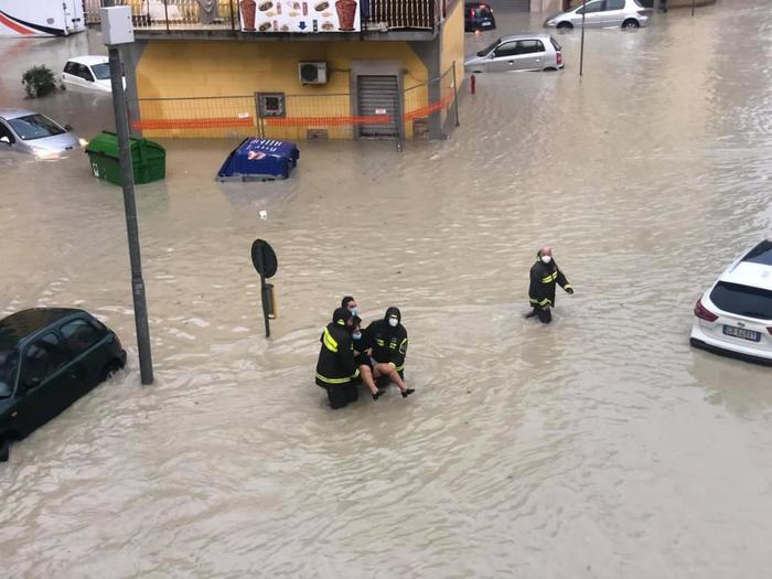 Maltempo: bomba d'acqua a Crotone