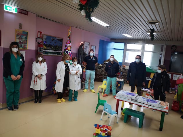 Lamezia. "Gennaro O'Napulitano e figli" donano pizze al reparto di pediatria