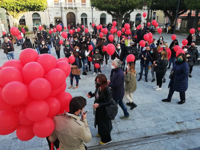Covid: palloncini rossi contro le chiusure, protesta a Reggio Calabria