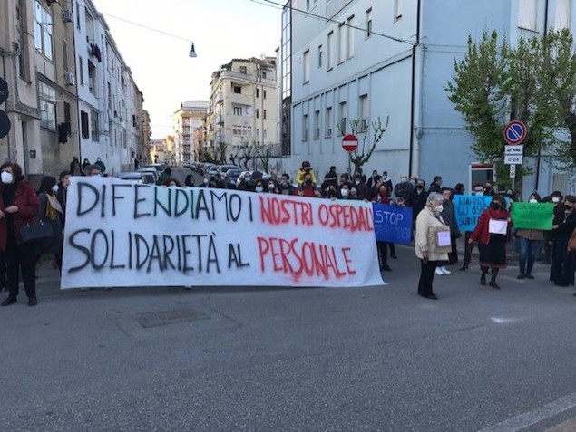 Covid: protesta dei cittadini a Cosenza, "qui per dire basta"