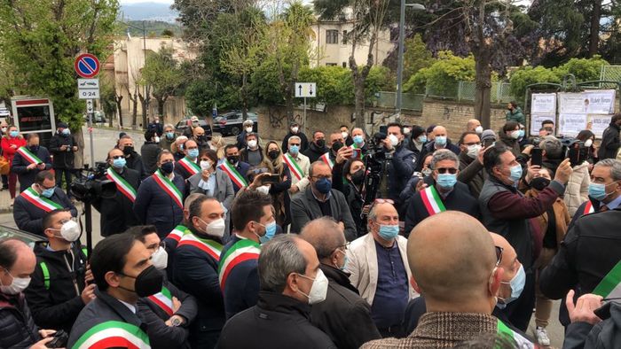 Covid: sit-in sindaci davanti ospedale Cosenza, 'intervenire'