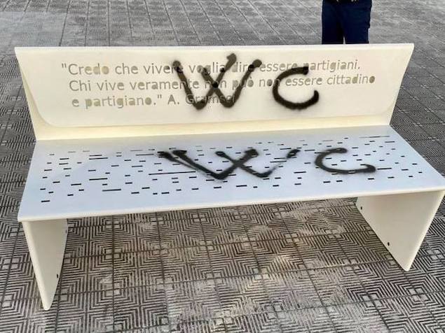 Vandalizzata panchina con frase di Gramsci a Reggio Calabria
