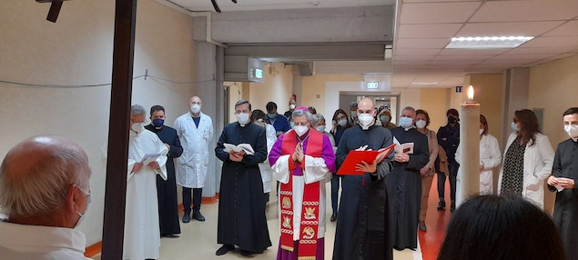 La Via Crucis del vescovo Schillaci all’ospedale di Lamezia Terme