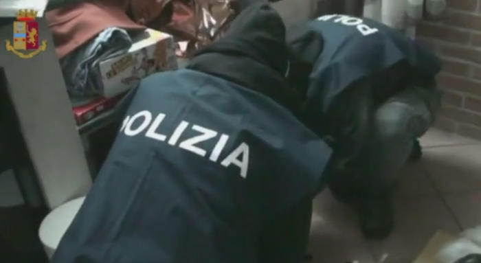 Polizia arresta cartomante a Cosenza per estorsione