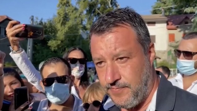 Una marea di gente accoglie Salvini nei territori devastati dai roghi