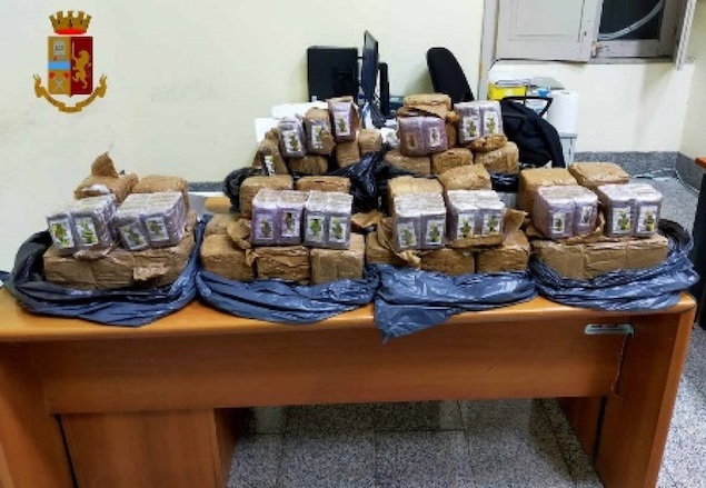 Droga: 55 kg di hashish nascosti su tir, Polizia arresta corriere