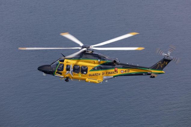 Gdf: consegnato alla sezione aerea di Lamezia il nuovo elicottero aw139