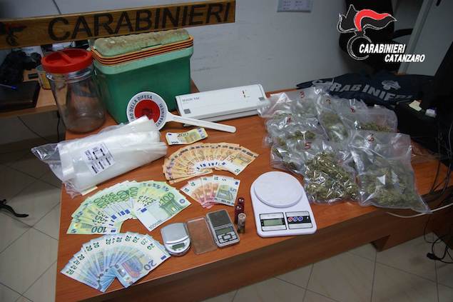 Platania. Arrestato 40enne trovato in casa con 1 Kg di marijuana e 3.500 euro in contanti
