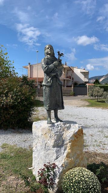 Posizionata statua che ricorda Santa Maria Goretti davanti chiesa a lei dedicata