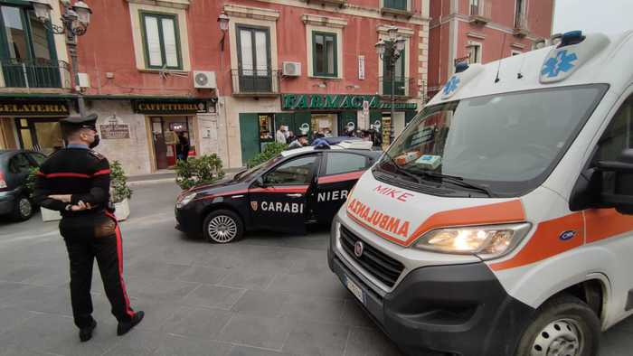 Taglia pneumatico ad auto dei carabinieri, arrestato 25enne