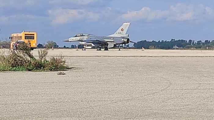 F16 Nato costretto ad atterraggio di emergenza a Crotone