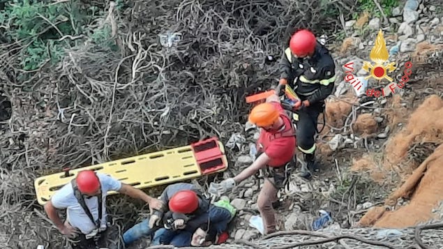 Placanica (RC). 34enne precipita in un dirupo, salvato dai vigili del fuoco