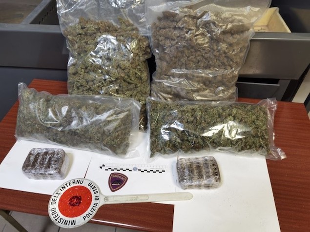 Droga:in auto con 4 kg tra marijuana e hascisc, arrestato