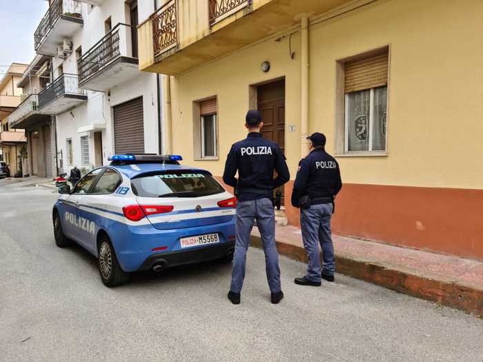 Fuga di gas in appartamento, agenti Polizia salvano anziana