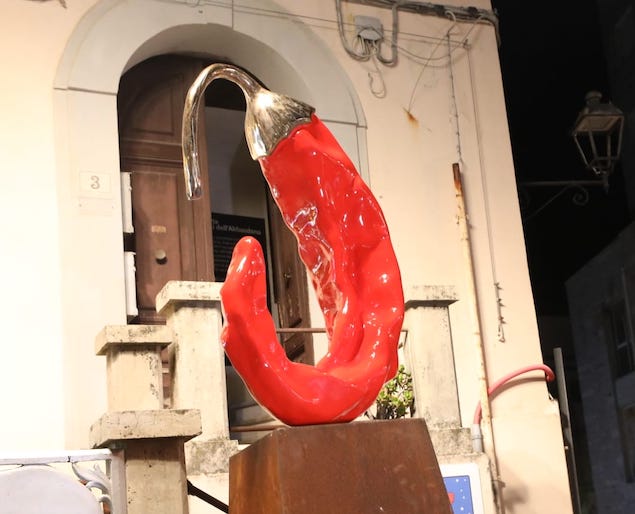 Capodanno: a Catanzaro svelato peperoncino gigante 'anti Covid'