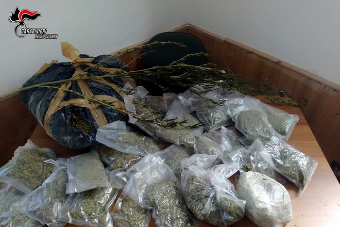 Droga e armi: trovati 7,8 kg marijuana e fucile clandestino