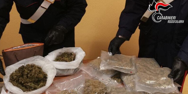 Droga: trovato con 1,5 kg marijuana, arrestato