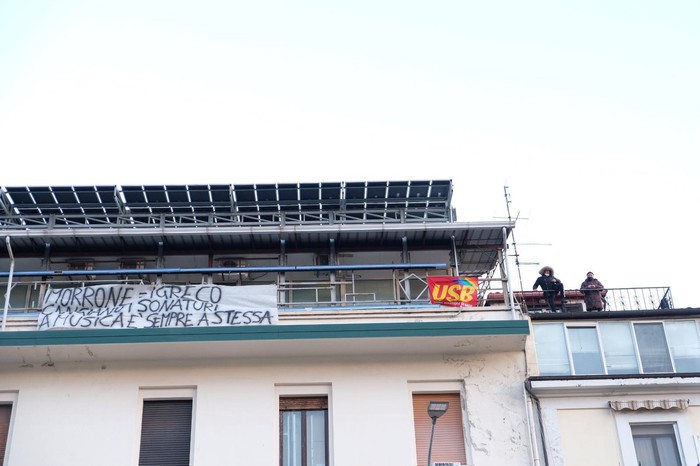 Lavoro: licenziati protestano salendo su tetto casa di cura