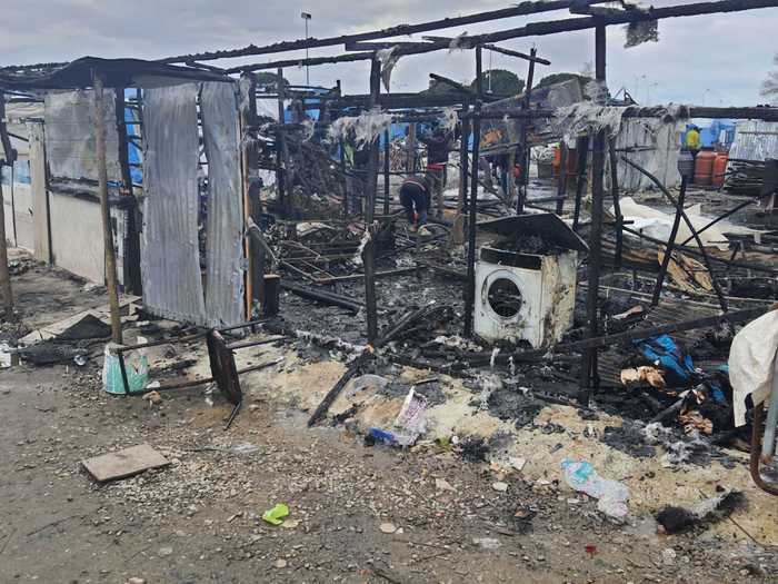 Migranti: incendio in tendopoli Calabria, nessun ferito