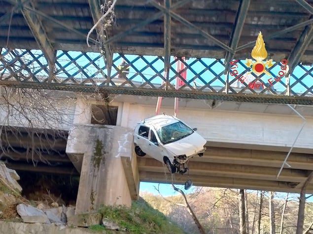 Petilia Policastro (KR). Auto esce fuori strada e precipita da un ponte, un morto