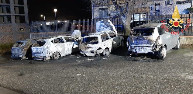 Quattro auto distrutte da un incendio a Catanzaro
