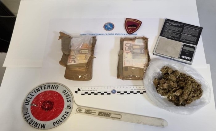Droga: marijuana nascosta tra calcinacci, arrestato