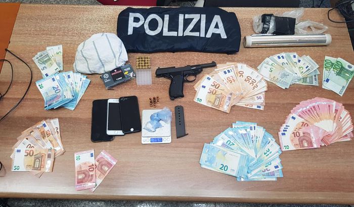 Nascondeva pistola clandestina e droga, arrestato dalla Polizia