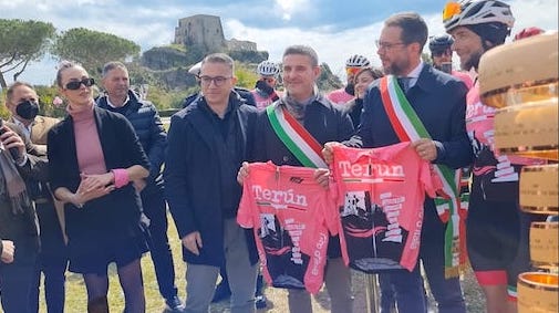 Scalea: esposto nella biblioteca comunale il trofeo dell’edizione numero 100 del Giro d’Italia