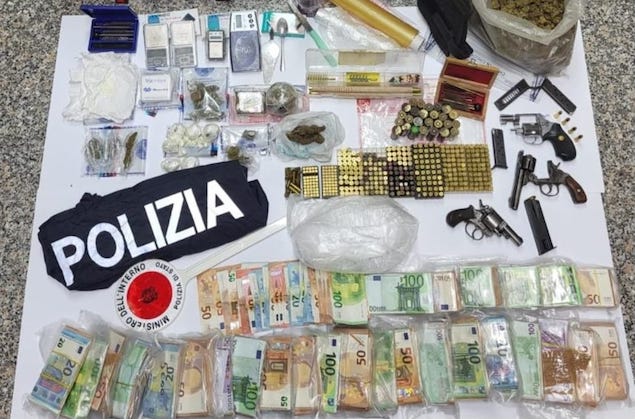 La polizia arresta due persone per droga, armi e riciclaggio di danaro