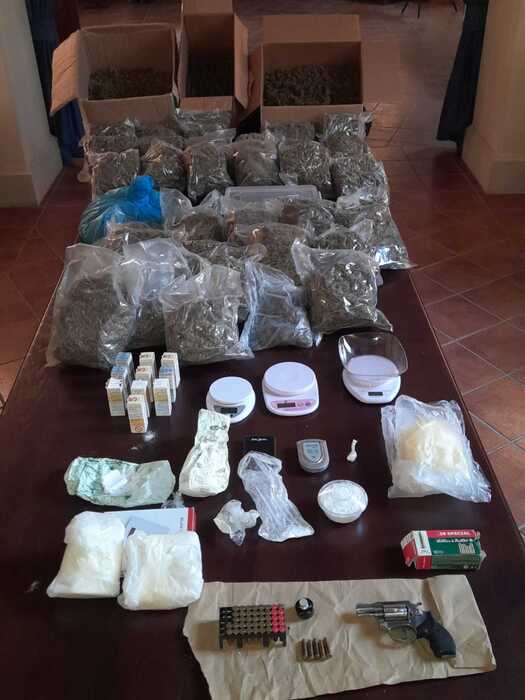 Droga: trovato con 1 kg di cocaina e 19 di marijuana