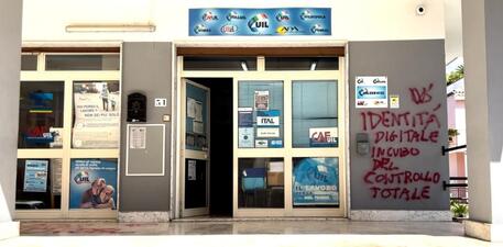 Raid contro sede zonale Uil in Calabria, imbrattati muri