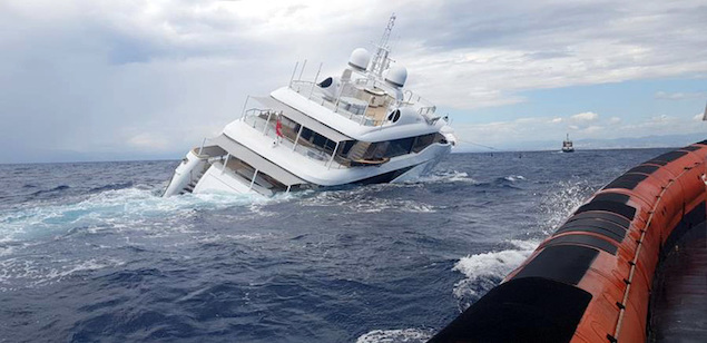 Yacht affonda, occupanti salvati da Guardia costiera