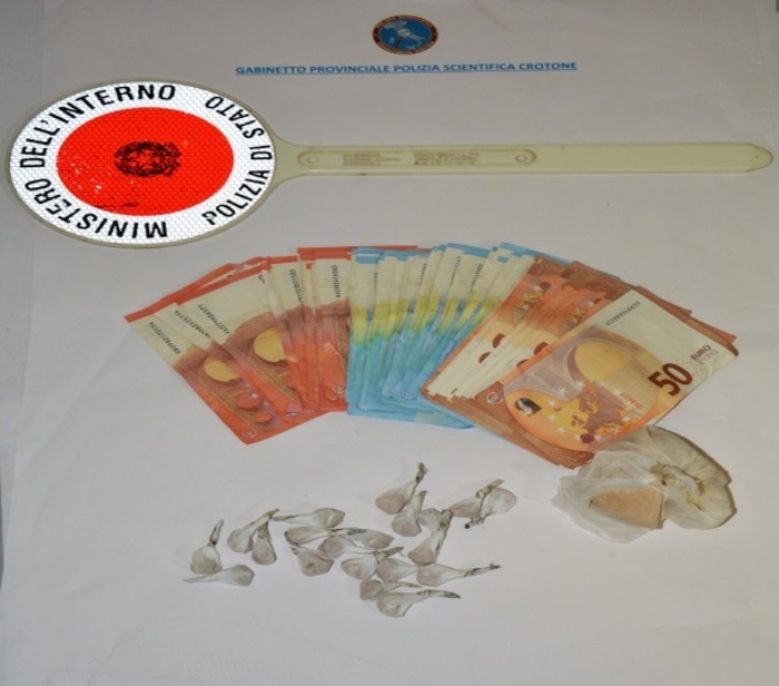 Droga: sequestrati 71 gr di eroina a Crotone, due arresti