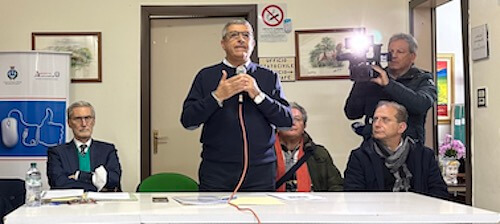 Proteste contro antenna 5G a Cassano, il sindaco blocca i lavori