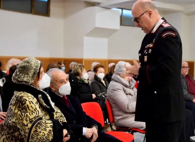 Truffe agli anziani: continuano gli incontri dei carabinieri alle parrocchie