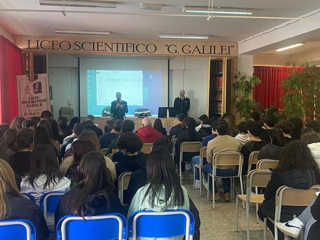 Cultura della legalità, i carabinieri incontrano gli alunni del "Galilei"