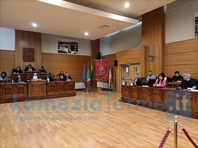 Lamezia. Il primo consiglio comunale del 2023 conferma la spaccatura tra sindaco e maggioranza