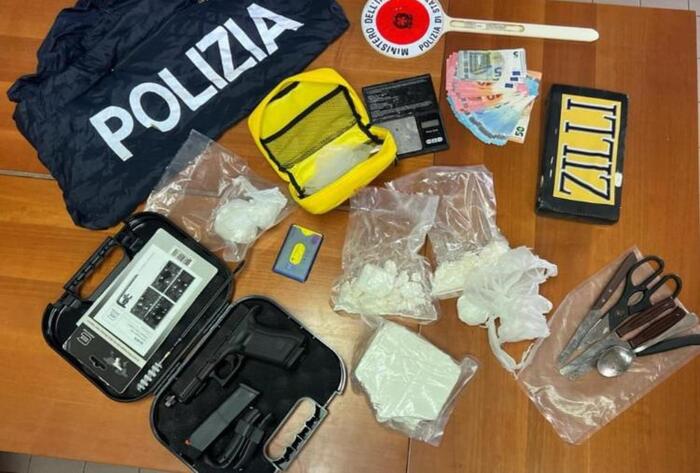 Due chili di cocaina in casa, arrestati madre e due figli