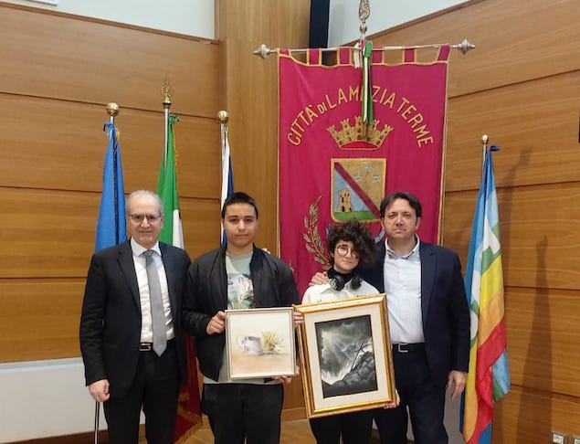 Lamezia. Studenti del liceo Fiorentino donano a Presidenza e a Consiglio Comunale dipinti sulla tragedia di Cutro